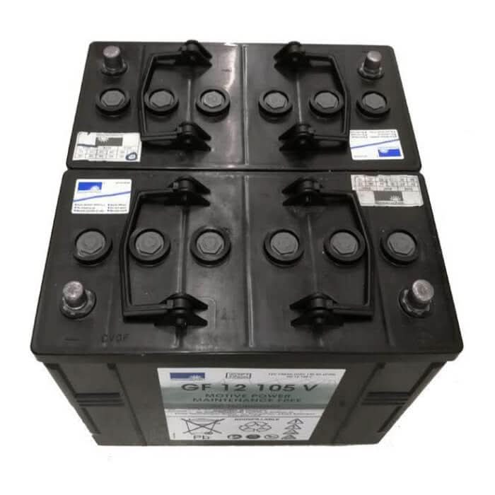 Schwarze rechteckige sonnenschein batterie gf 12 105 v mit zwei gestapelten einheiten und sechs polkappen pro element