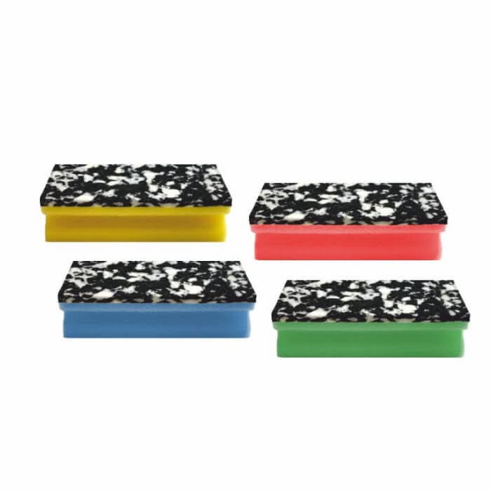 Set von vier rechteckigen magnetischen radierern mit schwarz-weiß gesprenkelten oberseiten und bunten basen für arcora pu-pad system schwamm