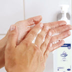 Weiße pumpe flasche daktolin handwaschmittel mit blauem etikett und weißem spender hm baktolin pure waschlotion