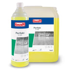 Gelbe flüssigkeit in transparenter flasche und großer undurchsichtiger 10l flasche von buzil perfekt g 440 alkalischer intensivreiniger