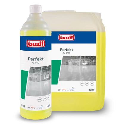 Gelbe flüssigkeit in transparenter flasche und großer undurchsichtiger 10l flasche von buzil perfekt g 440 alkalischer intensivreiniger