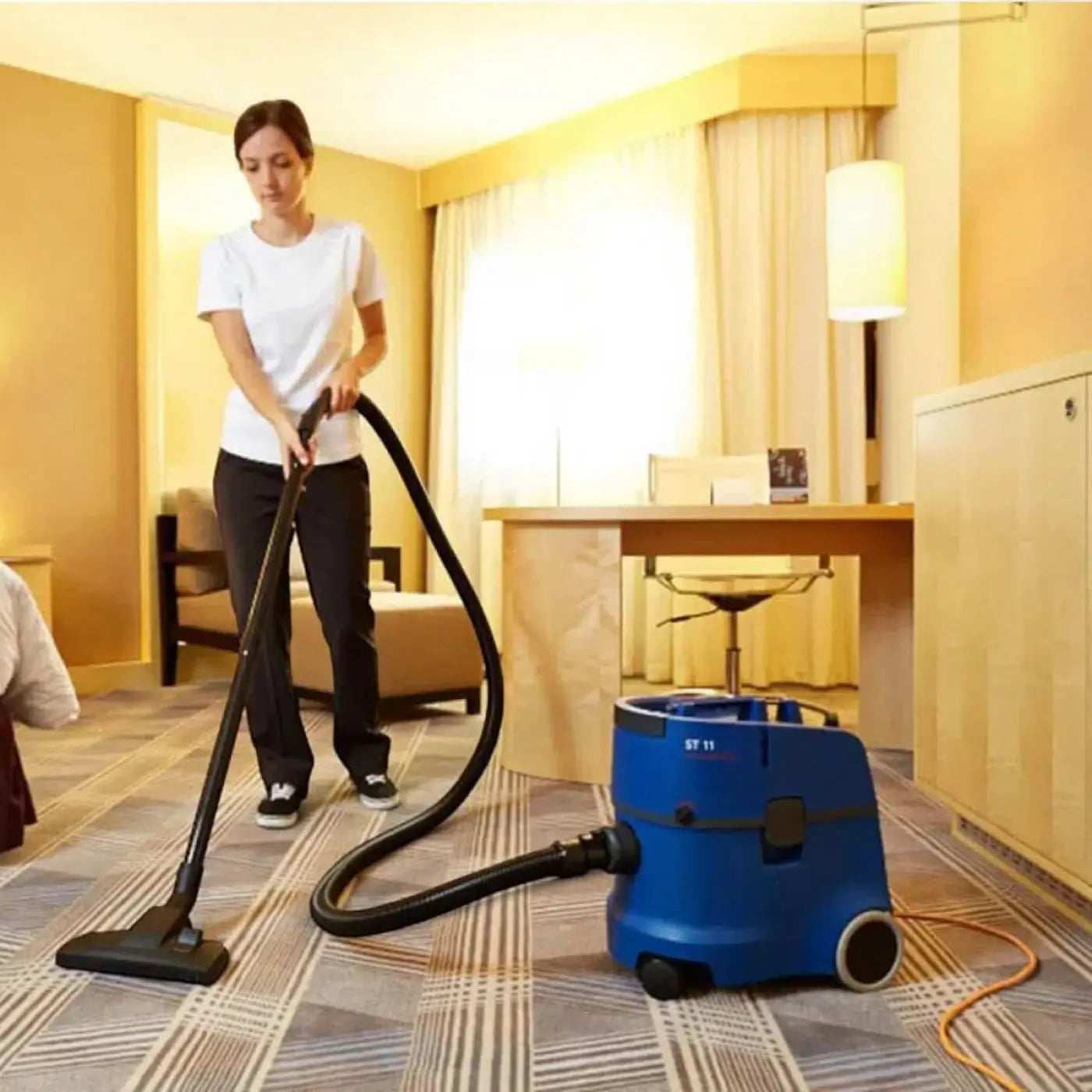 Blauer industriestaubsauger columbus st11 mit schwarzem schlauch und griff für effiziente reinigung