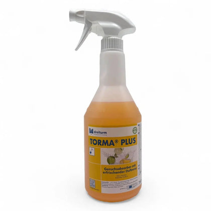 Eine klare kunststoffsprühflasche mit weißer düse, gefüllt mit oranger flüssigkeit, etikettiert torma plus von dreiturm