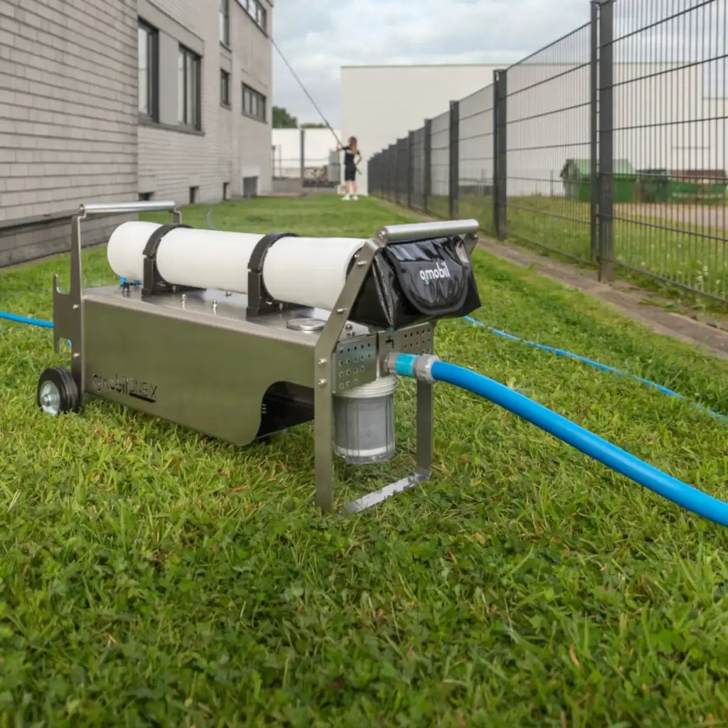 Einsteiger-set für die osmosereinigung mit silbernem metallischem filtergerät weißen zylindrischen tanks und blauen schläuchen