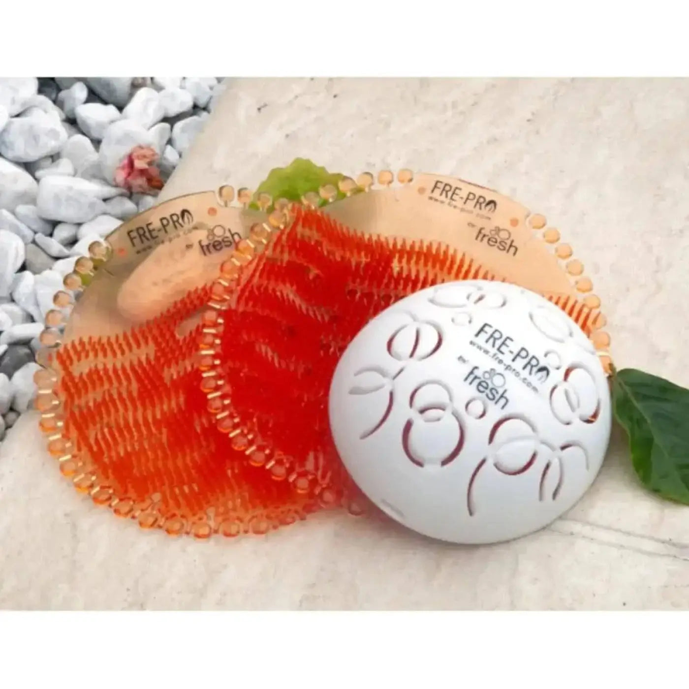 Weiße kugelförmige fre-pro urinaleinlage mit dekorativen ausschnitten und duft zur urinalhygiene