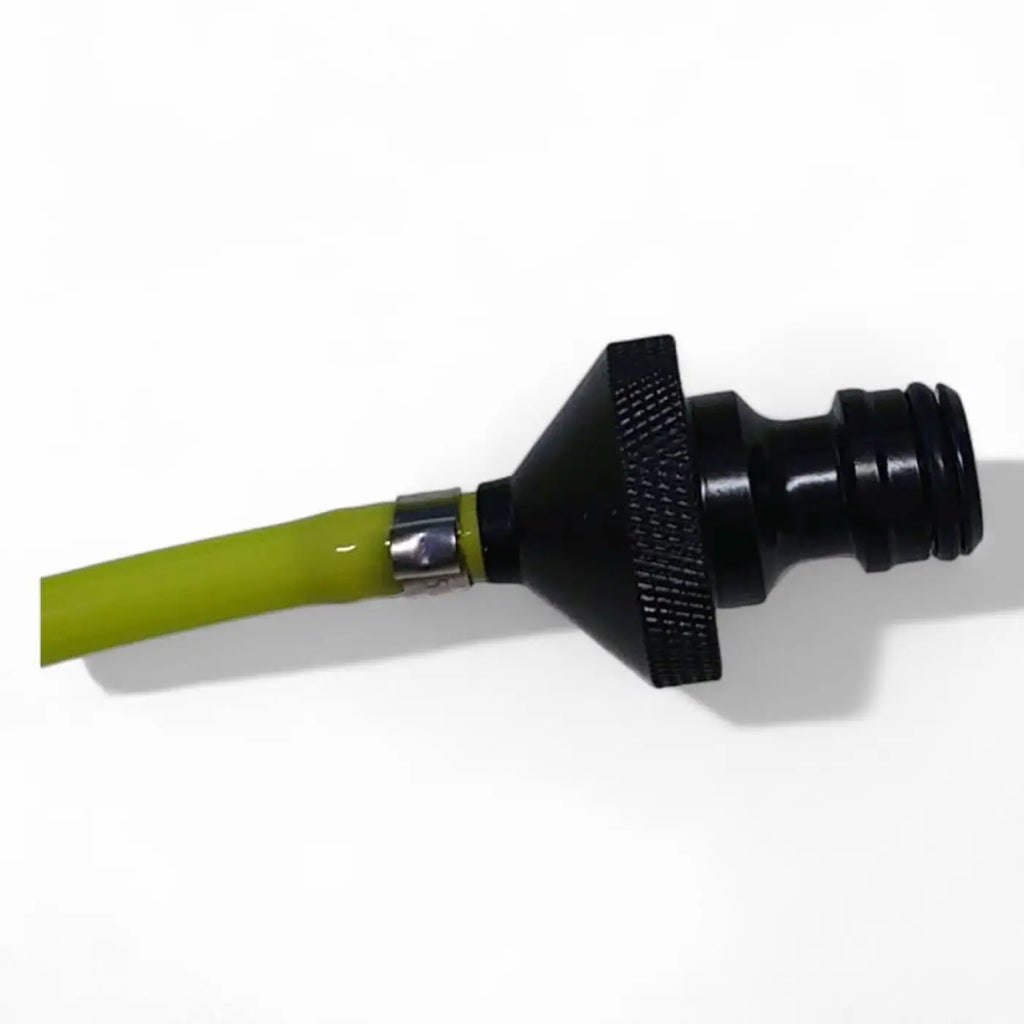 Schwarzer kunststoff-gartenschlauchverbinder mit strukturierter griffzone und olivgrünem schlauch am gardiner gardena adapter