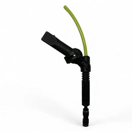 Schwarze kunststoff-spritzpistole gardiner knickwinkel standard mit gebogenem limettengrünem schlauch oben angebracht