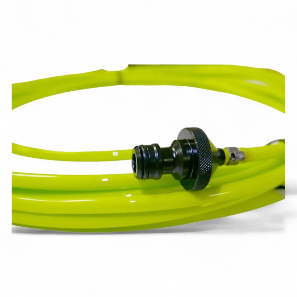 Bright limegrüner flexibler schlauch mit schwarzem gewindeanschluss und geriffeltem stellknopf für gardiner xtreme teleskopstange