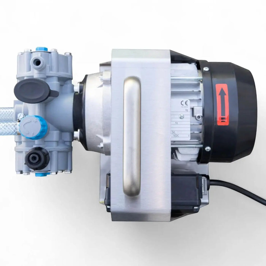 Industrieller hermes chemiepumpe s luftkompressor silber metallkörper schwarz motor mit orangepfeil und blaue ventilakzente
