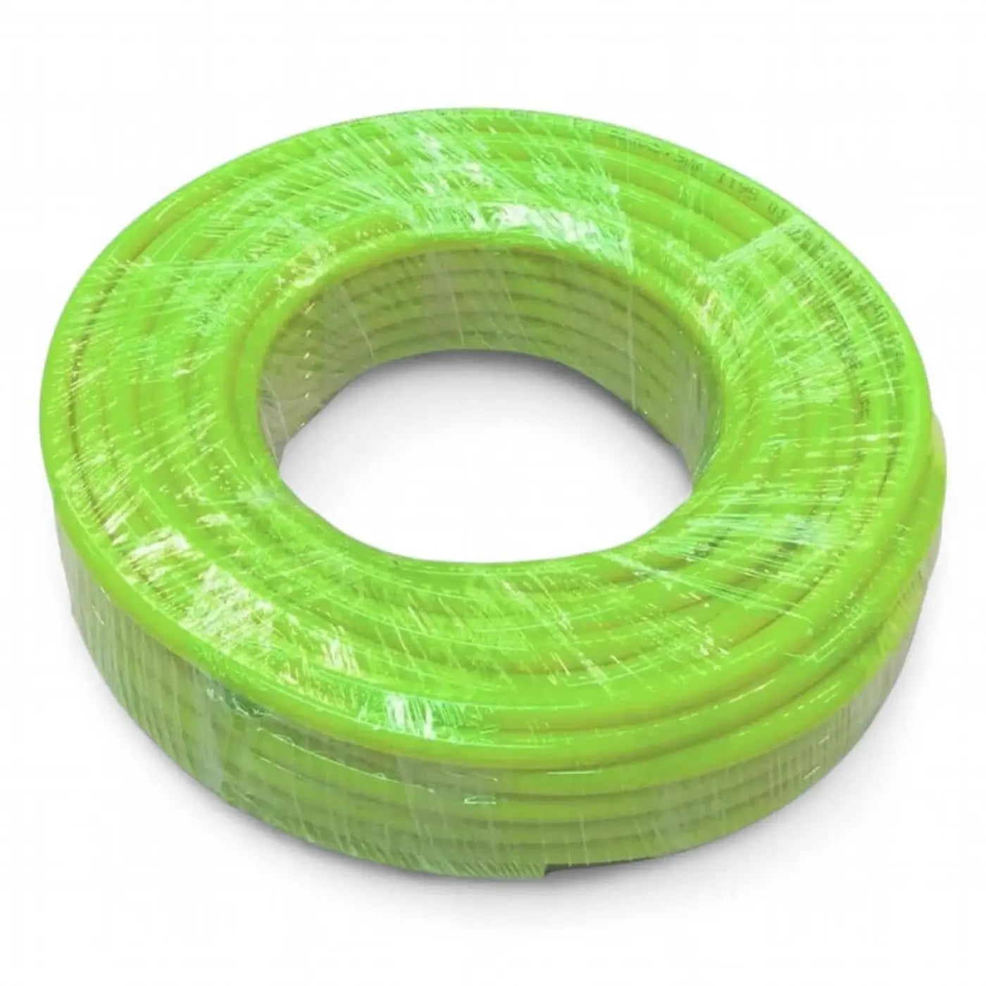 Ein hellgrüner teleskopstangenschlauch aus kunststoff 100 meter rolle in schützender transparenter folie gewickelt