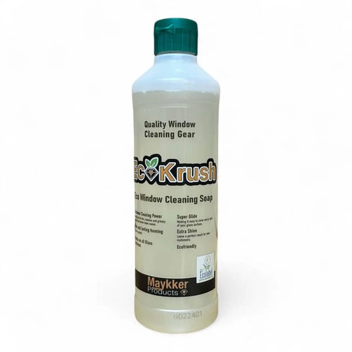 Eine durchsichtige plastikflasche mit grünem deckel und etikett ecokrush eco fensterreinigungsseife von maykker 500ml