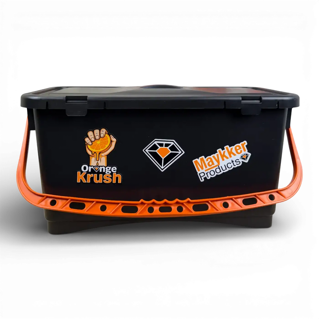 Schwarzer plastik eimer mit orangenem griff und Maykker logo 22 liter volumen