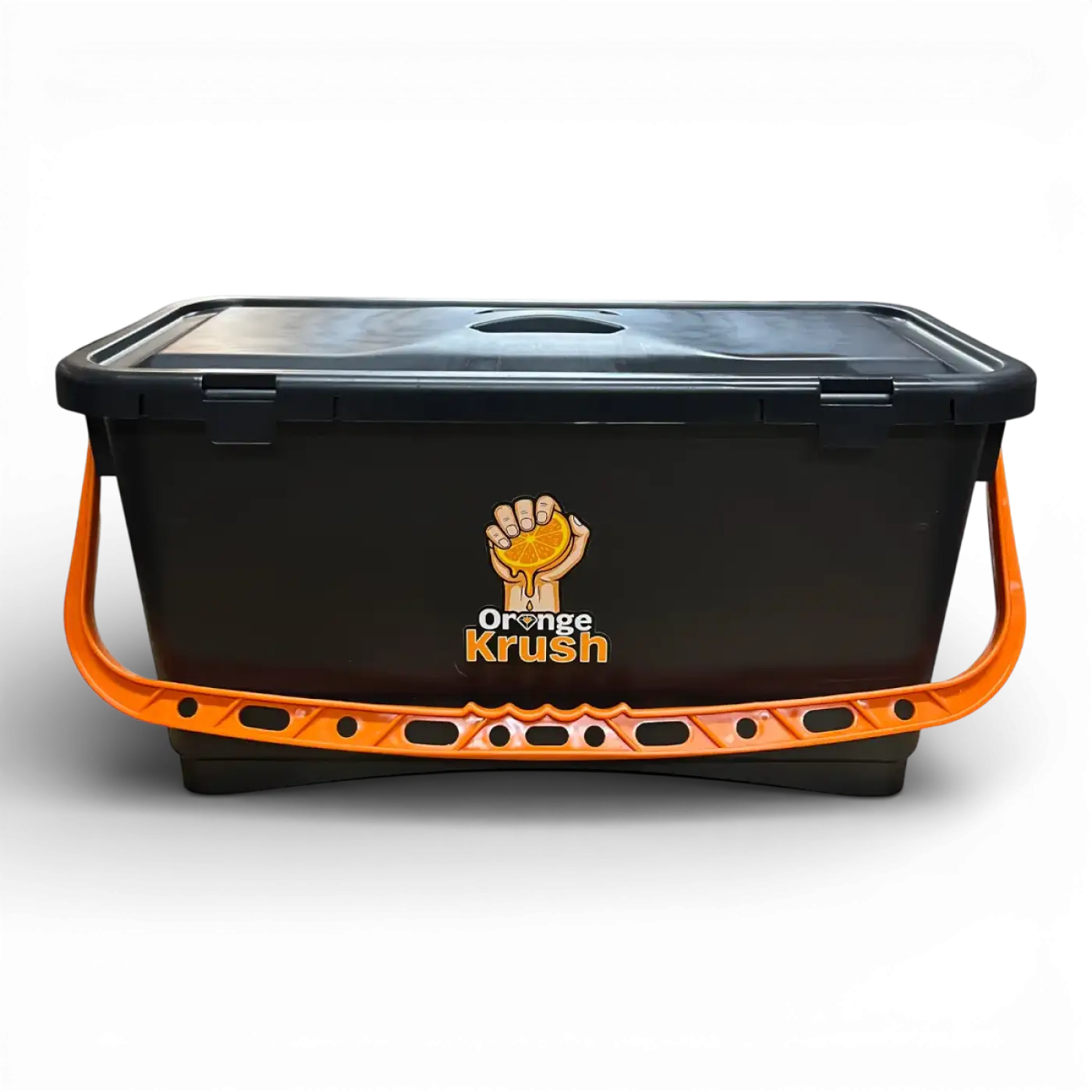 Schwarzer kunststoffeimer maykker 22 liter mit orangefarbenem griff und orange crush logo mit hand und orange