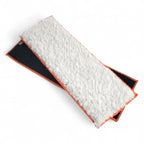 Weißes flauschiges mikrofasermop kopf mit schwarzer rückseite und orangefarbener einfassung von maykker hedgehog sleeve einwascher bezug