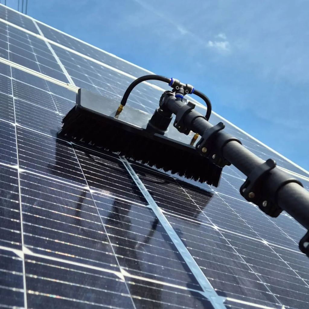 Schwarze bürstenaufsatz für solarpanelreinigung mit stabilem griff und flexiblen schläuchen mit blauen verbindungen von milury nex 3k vollcarbon profi-teleskopstange