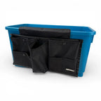 Schwarzer moerman bucket organizer aus stoff mit mehreren taschen an blauem plastiklagerbehälter befestigt