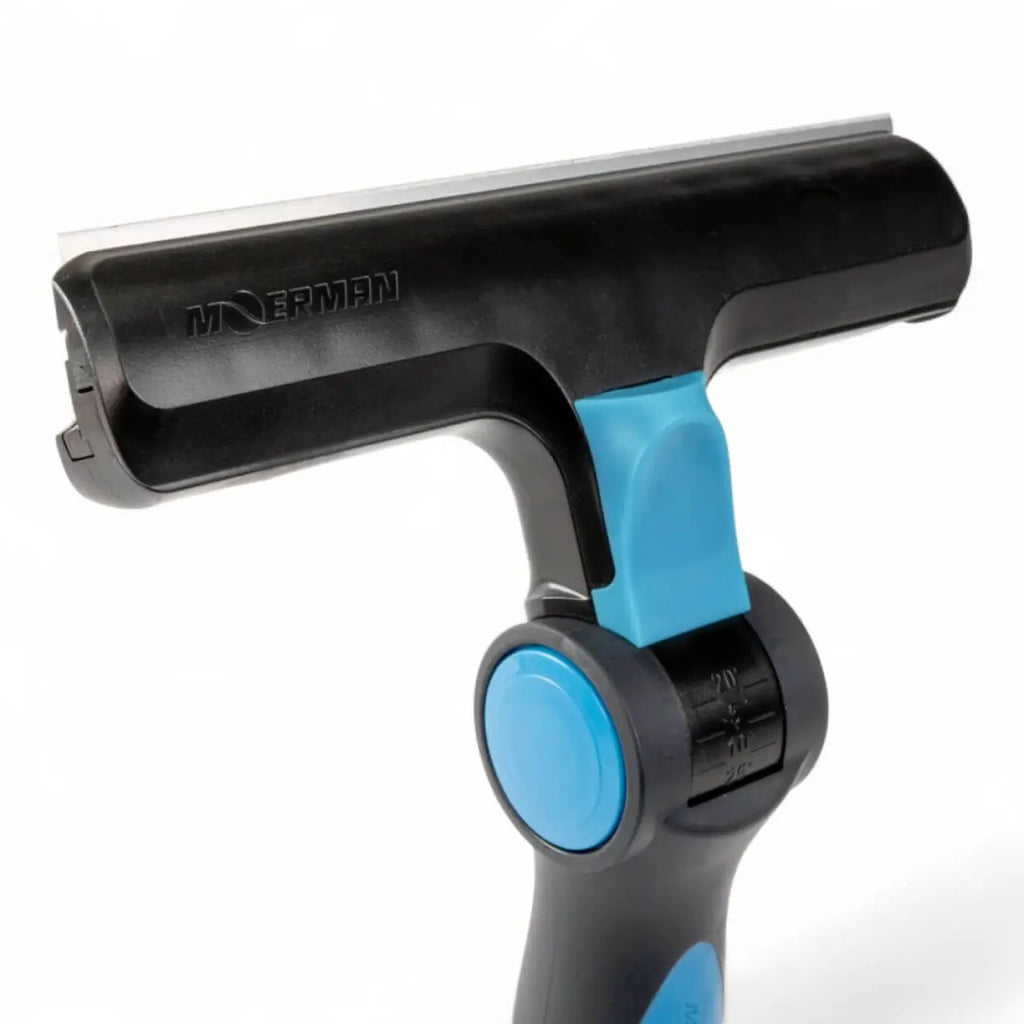 Schwarzer und blauer ergonomischer fensterschaber mopman mit strukturiertem griff aus dem moerman sharkblade set