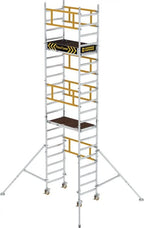 Silbernes aluminum flexxtower ein-personen-gerüst mit gelben sicherheitsgeländern und braunen arbeitsplattformen