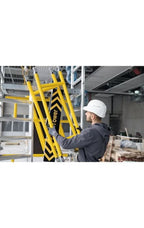 Gelbes metallleiter mit schwarz-gelben chevron-streifen für das ein-personen-gerüst munk flexxtower