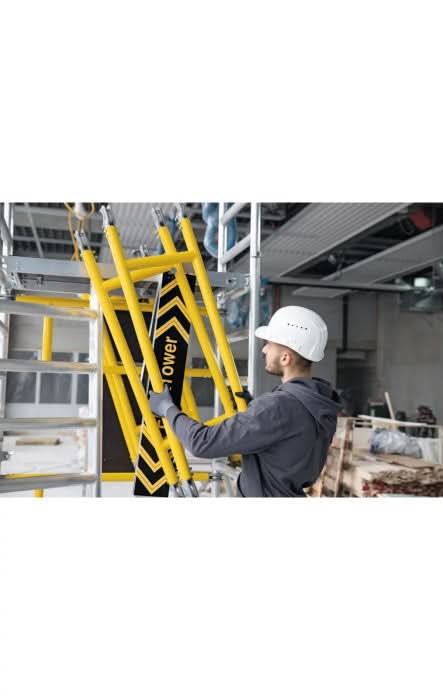 Gelbes metallleiter mit schwarz-gelben chevron-streifen für das ein-personen-gerüst munk flexxtower