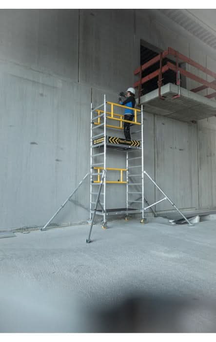 Munk flexxtower ein-personen-gerüst aus gelbem und silbernem aluminium mit schwarzem warnband