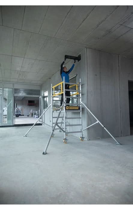 Silbernes aluminium mobilgerüst munk flexxtower mit gelben sicherungsgeländern für eine person