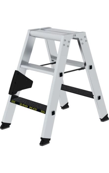 Silberne aluminium a-frame stehleiter von munk mit black gummifüßen und 250 kg tragekapazität mit clip-step r13 rungen