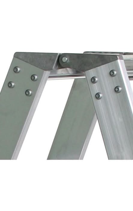 Munk stufen-stehleiter beidseitig begehbar aus silbernem aluminium mit robustem design und verstärkten gelenken