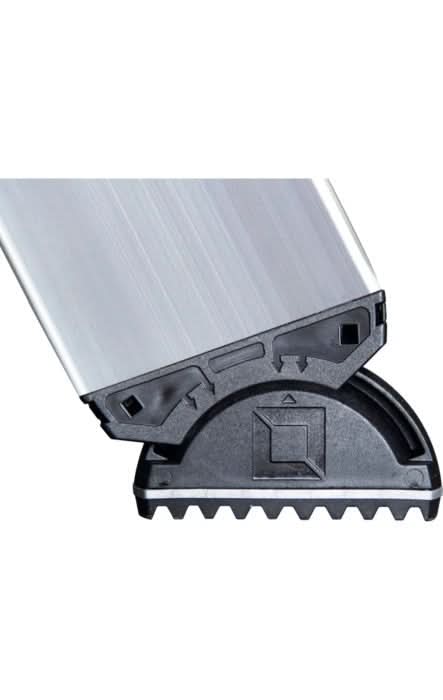 Silberne aluminum stufen-stehleiter mit einseitigem clip-step und schwarzer basis mit zahnradkante und eingelassenem logo