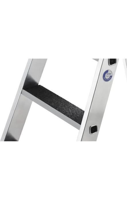 Munk stufen-stehleiter einseitig begehbar mit clip-step r13 silberne aluminiumleiter mit schwarzen gummierten stufen
