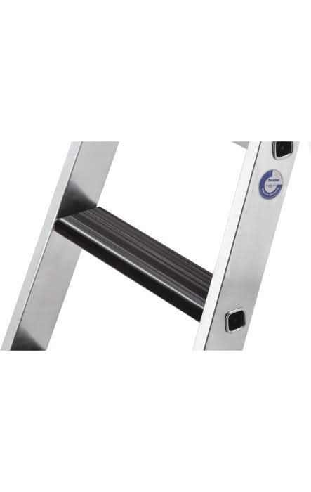 Munk stufen-stehleiter aus silbernem aluminium mit schwarzen rutschfesten stufen und clip-step relax funktion