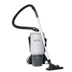 Nilfisk gd10 back hepa rucksack staubsauger in weiß und schwarz mit flexiblem schlauch und ausziehbarem griff, rückansicht