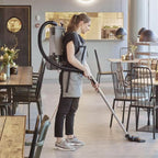Grauer nilfisk gd10 back hepa rückenstaubsauger mit schwarzem schlauch und griff