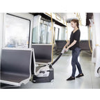 Schwarz-weißer elektrischer sitzlift aus metall für öffentliche verkehrsmittel im nilfisk scheuersaugmaschine sc250