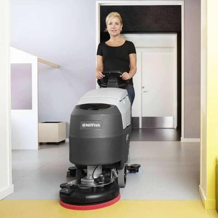Nilfisk scheuersaugmaschine sc401 b batterie in schwarz und grau mit rotem rundbürstenpad für bodenreinigung