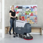 Nilfisk scheuersaugmaschine sc401 batterie in grau und silber mit rotem polierpad zur bodenreinigung