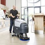 Nilfisk scheuersaugmaschine sc401 b batterie mit grauem und weißem gehäuse und blauem bürstenkopf frontal zu sehen