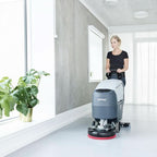 Nilfisk scheuersaugmaschine sc401 b kombi in grau und weiß mit rotem rundem scheuerpad für den professionellen einsatz