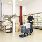 Nilfisk scheuersaugmaschine sc401 bd kombi in grau und weiß mit blauem bürstenkopf frontansicht industrielle bodenreinigungsmaschine