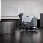 Nilfisk scheuersaugmaschine sc500 53 b mit grauem und silbernem hilisk xc300 bodenreiniger und blauem bürstenkopf