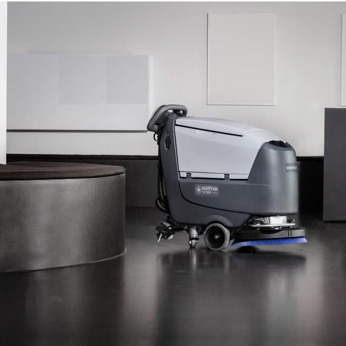 Nilfisk scheuersaugmaschine sc500 53 b komplett mit grauem und silbernem hilisk xc300 bodenreiniger und blauem bürstenkopf