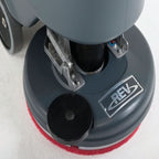 Nilfisk scheuersaugmaschine sc500 53 b komplett mit grauem rev bodenpolierer rotem scheuerpad und schwarzer mittelkappe