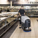 Grau-schwarze nilfisk scheuersaugmaschine sc500 rev mit blauem bürstenkopf für industrielle reinigung
