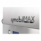 Silbernes metallisches industriemaschine mit qmobimax logo schwarz ausgeschnitten im osmobil max membranelement