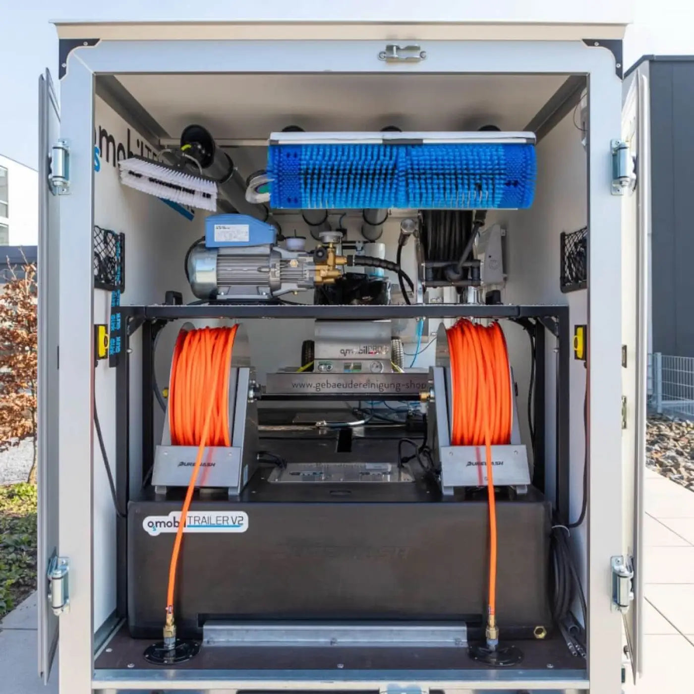 Osmobil trailer v2 anhängersystem ohne osmobil pro x mit professionellem druckwaschanhänger, zwei orangen schläuchen und blauem bürstenkopf