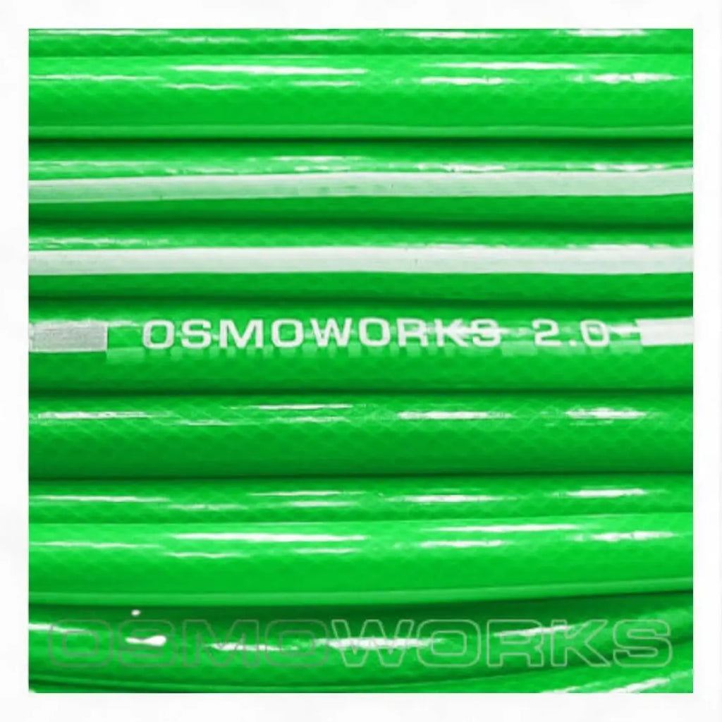 Grüner glänzender osmoworks 2.0 profi 3/8 zoll schlauch mit strukturierter oberfläche und weißem logodruck