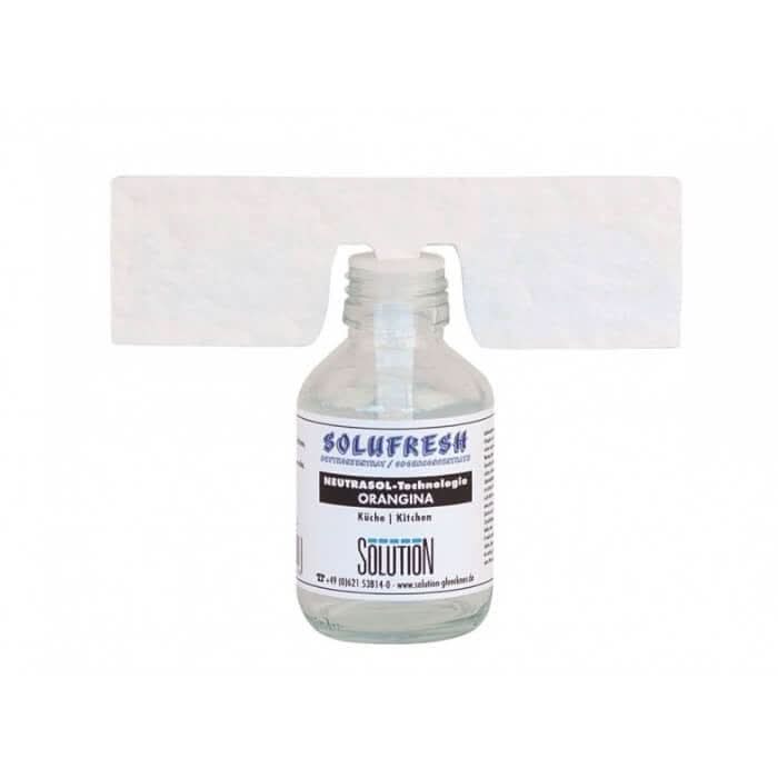 Klare glasflasche mit weißem etikett solufresh orangina und orangefarbenem duftkonzentrat für küche