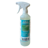 Weiße plastik-sprayflasche mit türkisem und weißem etikett der marke solution für algen moos schimmelentferner 500ml
