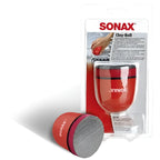 Roter sonax clay-ball kratzfrei mit texturierter rundfläche und silbernen mesh-akzenten aus tonmaterial