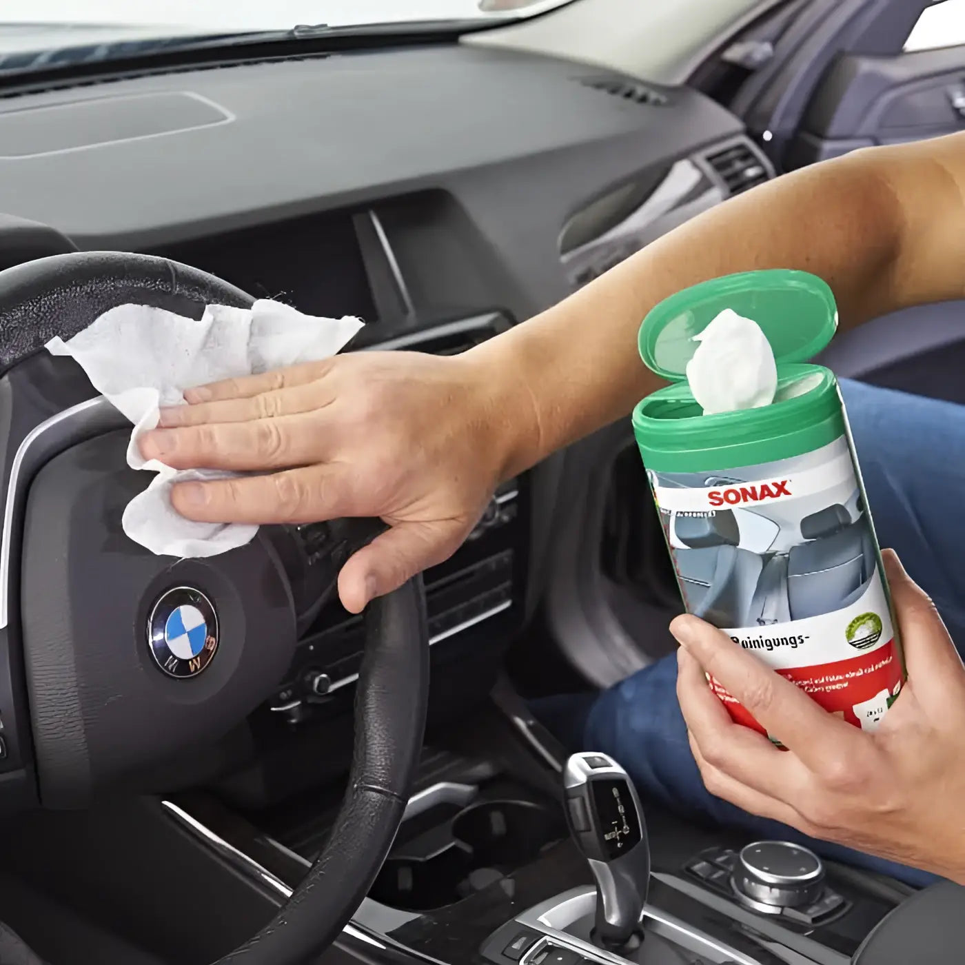 Grüne und weiße sonax innenreinigungstücher dose mit grünem deckel für fahrzeuginnenraum reinigen
